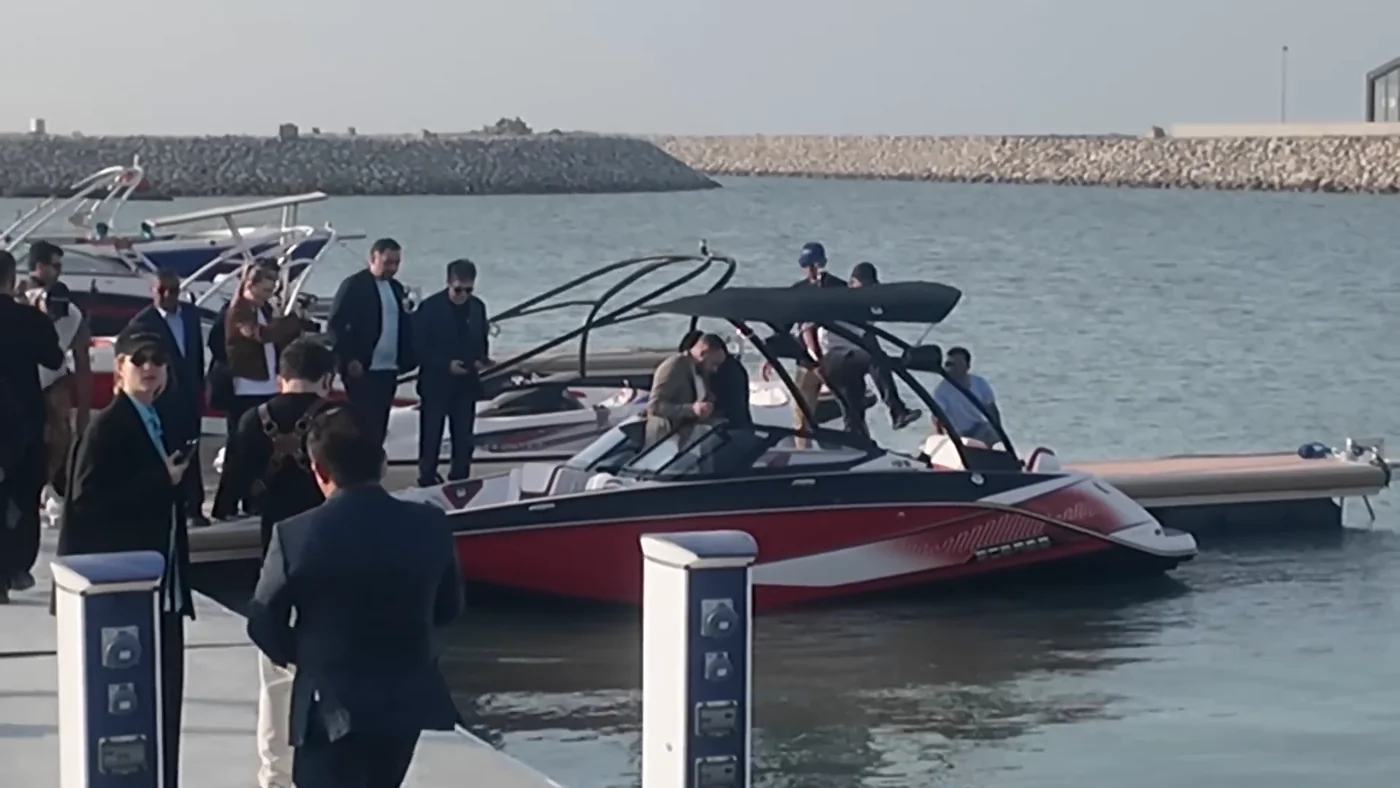 Гости у понтона, красный катер у причала в день открытия