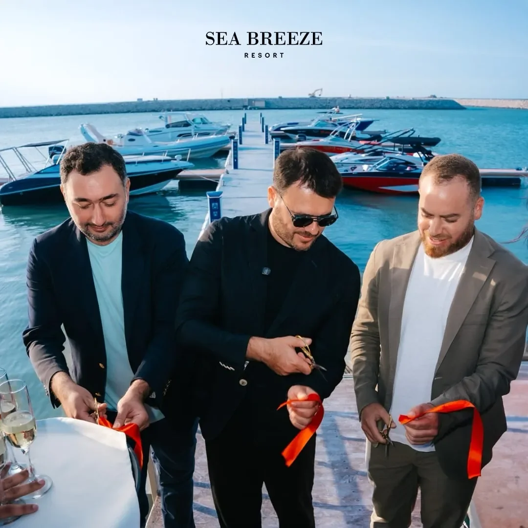 Открытие Sea Breeze Marina 18 мая 2025 года: ленту режут основатель Sea Breeze и партнёры квартала